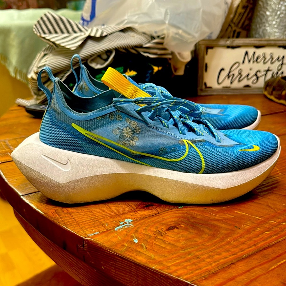 Nike vista lite blue flower